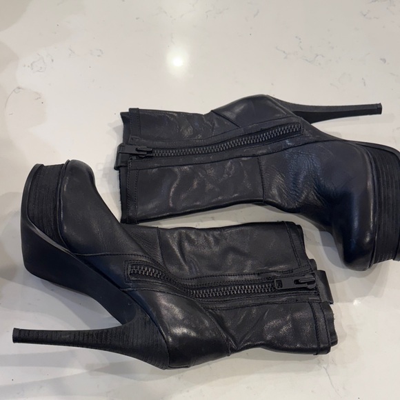 Elegant Black Leather Women's Boots - Picture 2 of 2